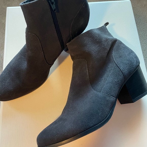 Crown Vintage suede booties. - Picture 4 of 4